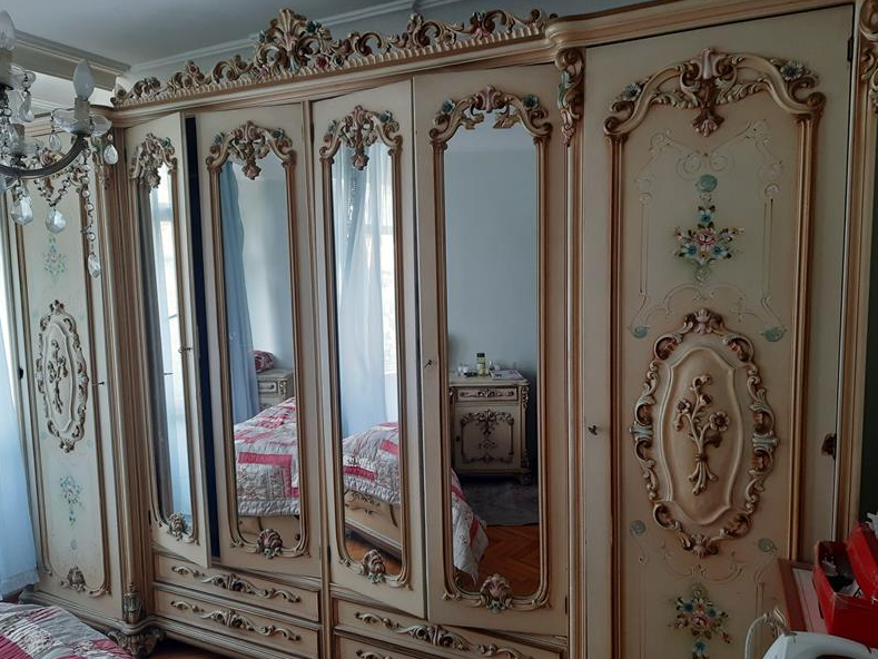 Oymalı klasik retro yatak odası dolabı