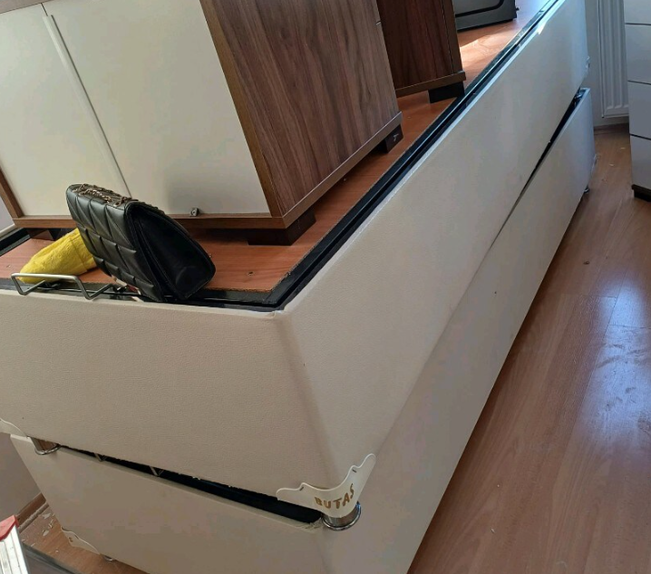 tekli baza iki adet iki komidin gardırop yatak